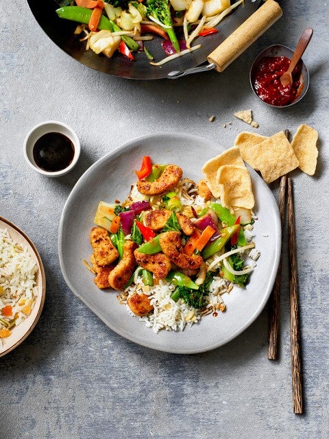 Polair staal Voorzitter Chinese roerbak met vegetarische gegrilde stukjes en notenrijst