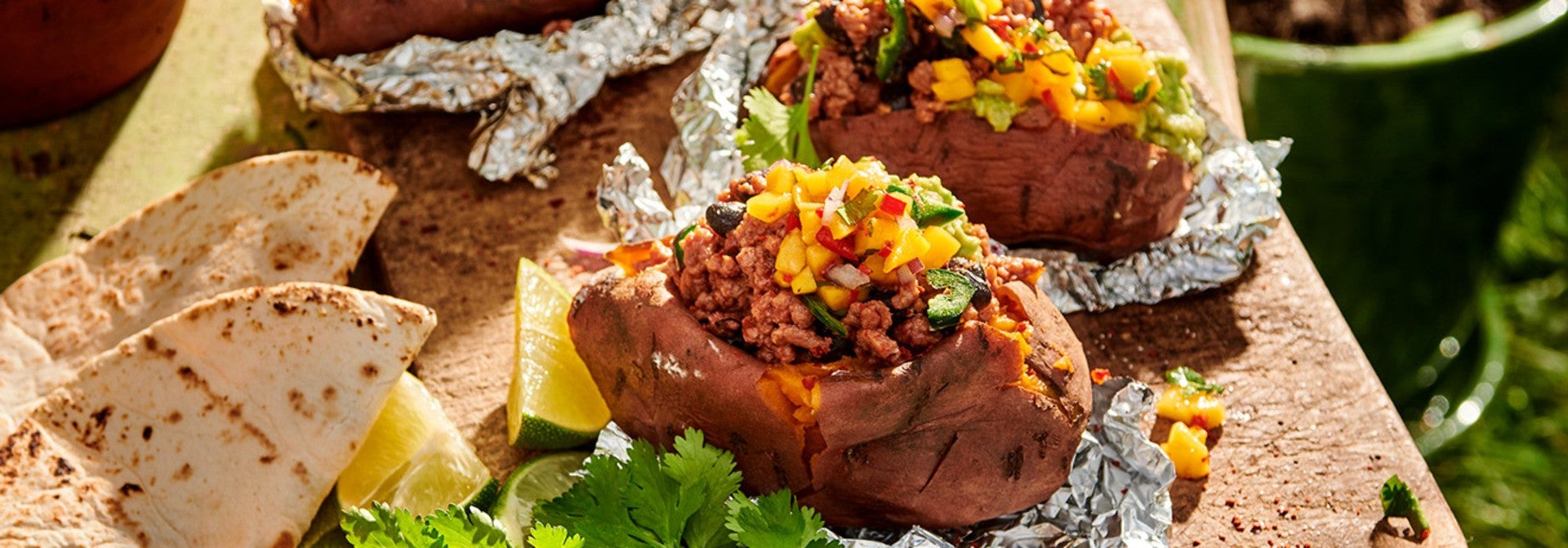 Mexicaanse stijl gevulde zoete aardappelen