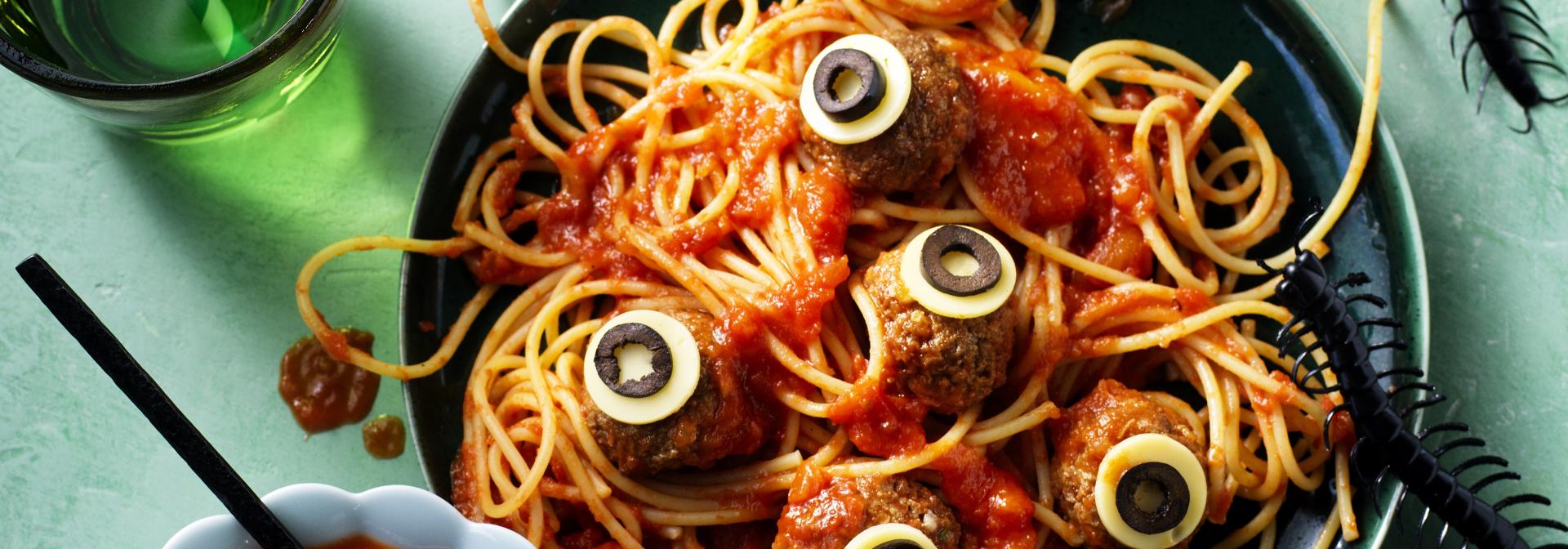 Halloween-spaghetti met oogbollen en bloederige saus