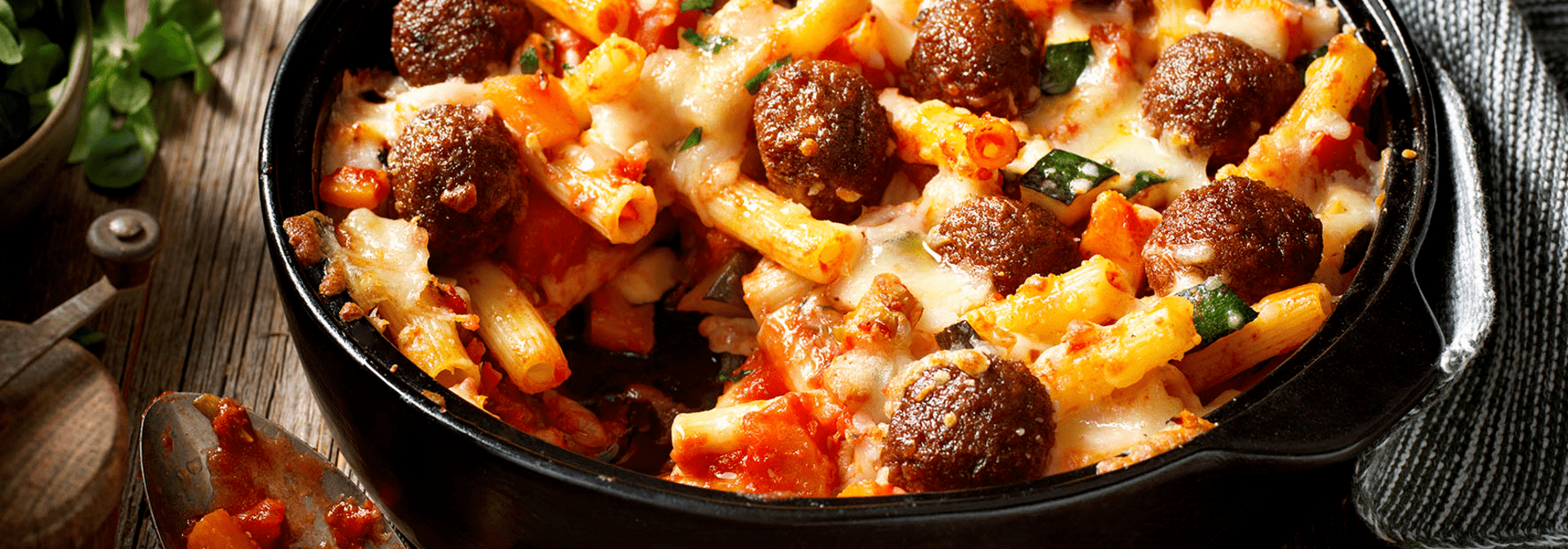 Gegratineerde pasta met pompoen en groenteballetjes