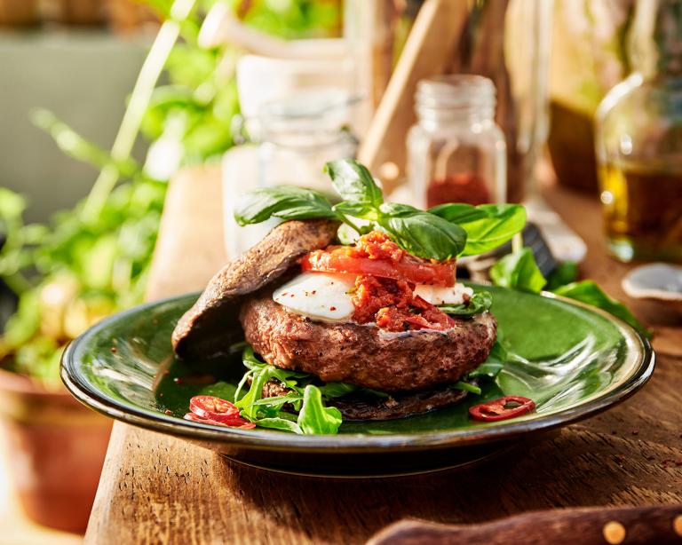 Sensationele portobello pittige &quot;caprese&quot; hamburgers