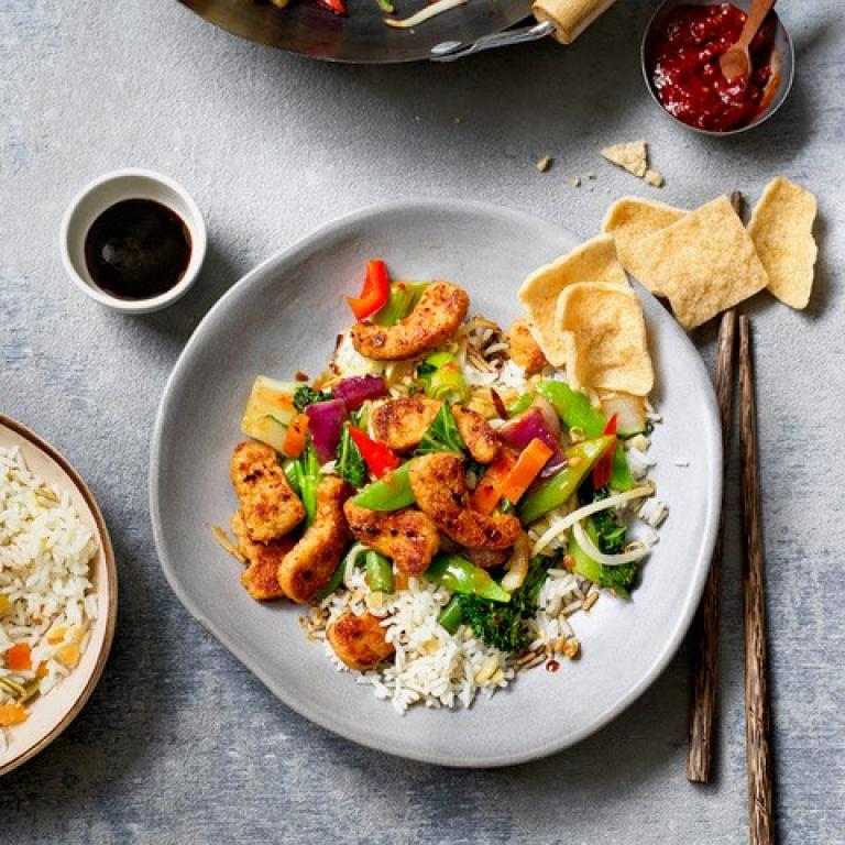 Chinese roerbak met vegetarische gegrilde stukjes en notenrijst Chinese roerbak met vegetarische gegrilde stukjes