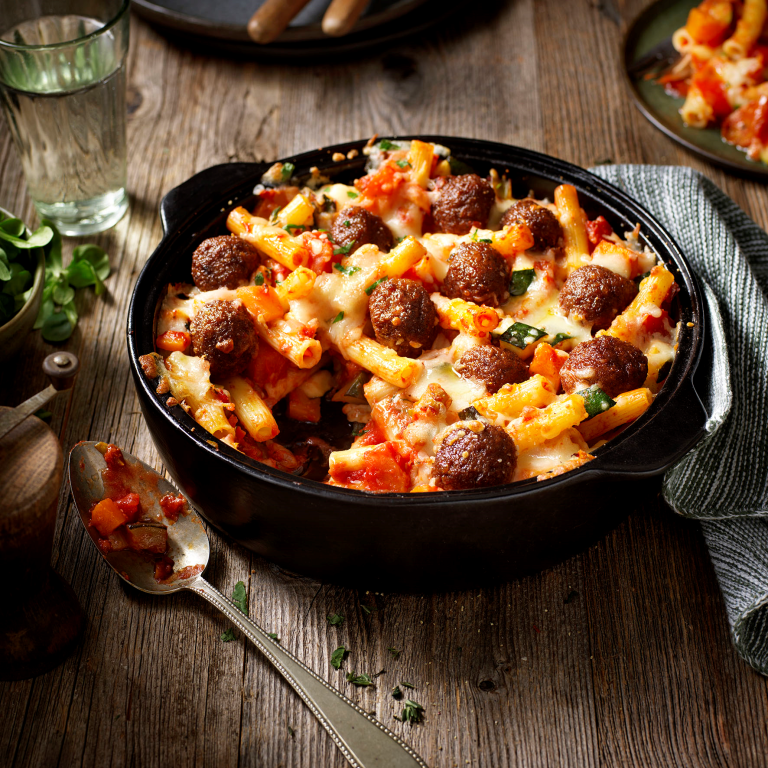 Gegratineerde pasta met pompoen en vegetarische balletjes Gegratineerde pasta met pompoen en groenteballetjes