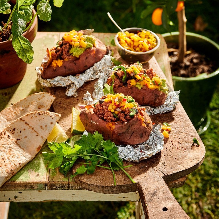 Mexicaanse stijl gevulde zoete aardappelen