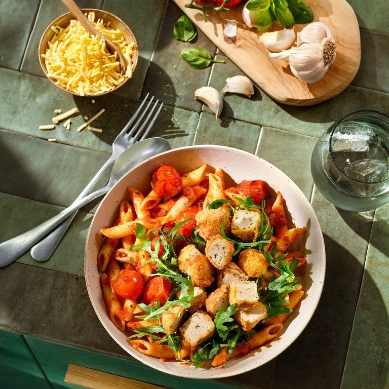 Penne met pittige tomatensaus en crunchy tofu