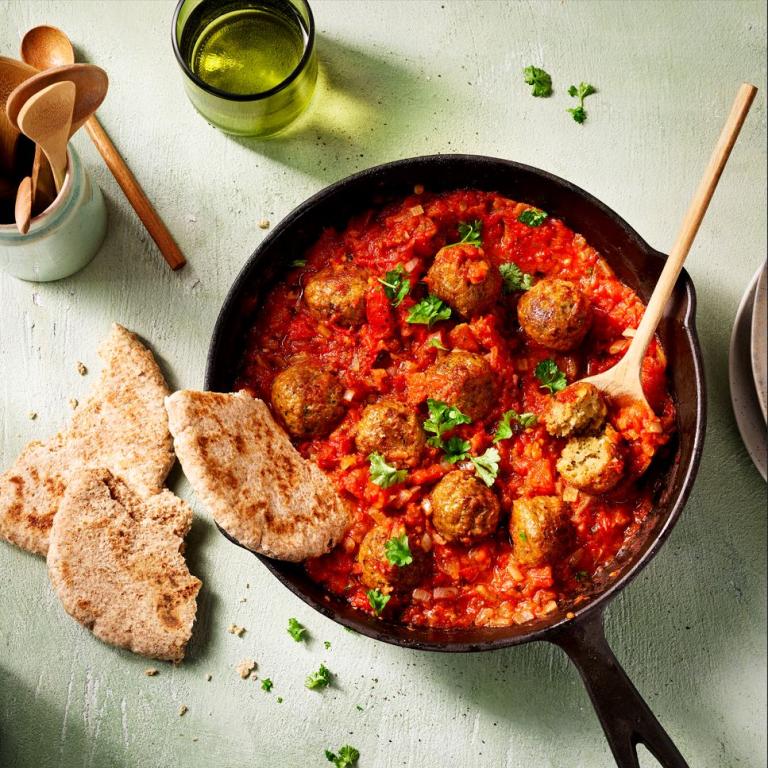 SHAKSHUKA MET VEGAN FALAFEL. SHAKSHUKA MET VEGAN FALAFEL.