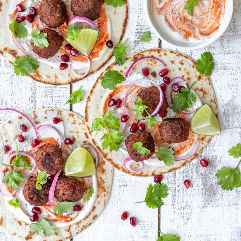 Taco's met vegetarische balletjes, harissa en yoghurt Vegetarische taco's met yoghurt en harissasaus