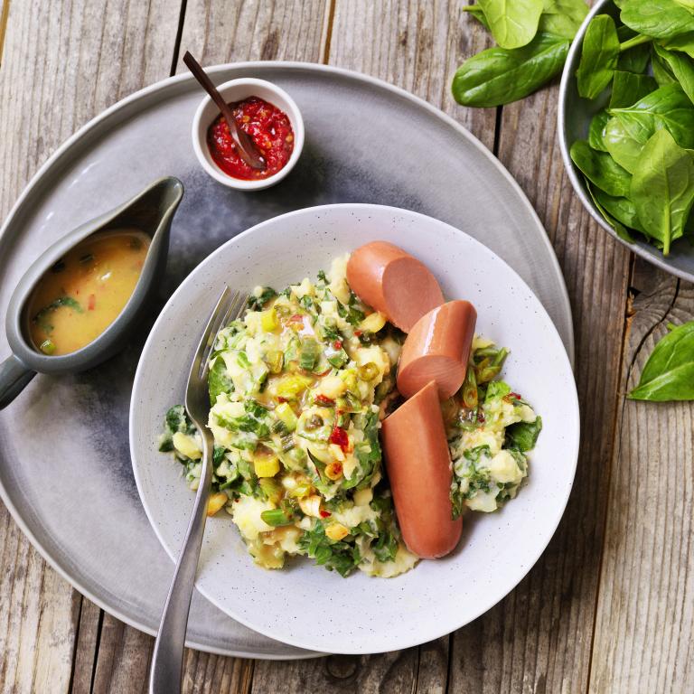 Spinaziestamppot met rookworst en pittige jus