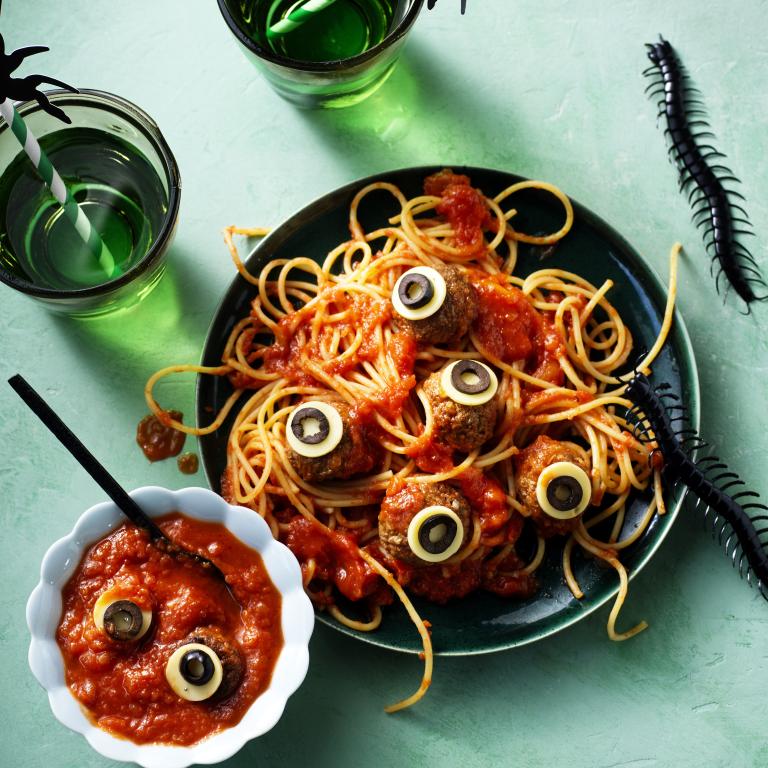 Scary Spaghetti met Vegetarische Balletjes Halloween-spaghetti met oogbollen en bloederige saus