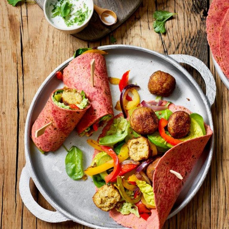 Bieten tortilla wraps met falafel en avocado-dip Bieten falafel wrap met avocado dip