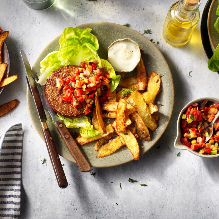 No waste veganistische hamburger met aioli en aardappelschillen Geen verspilling Sensationele hamburger met Ailoli en aardappelschillen
