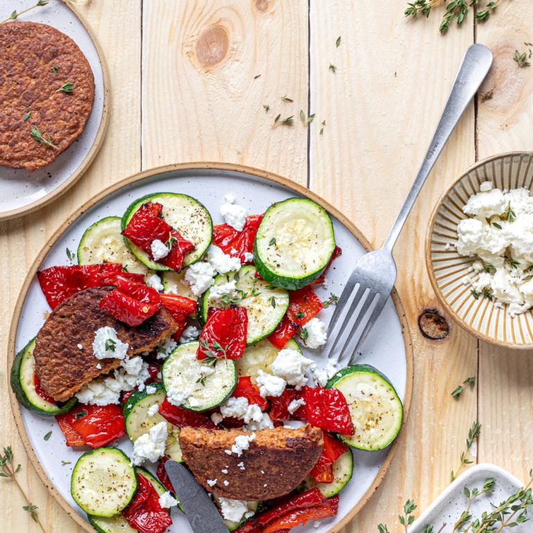 Salade met paprika, courgette en feta met sensational hamburger Sensationell hamburgare