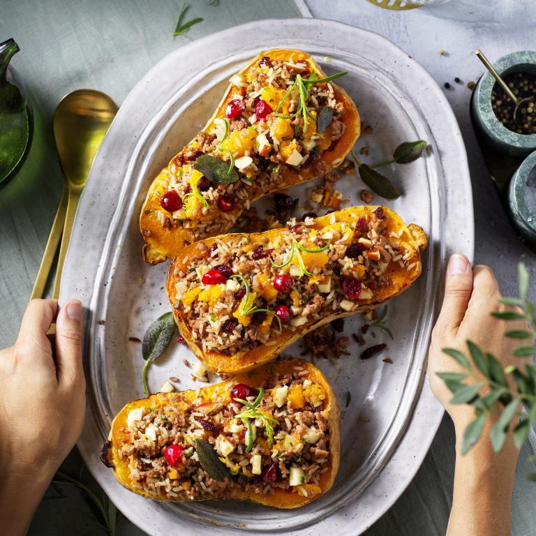 Gevulde Butternut Pompoen Met Vegan Gehakt (handen) Gevulde Butternut Pompoen Met Vegan Gehakt (handen)