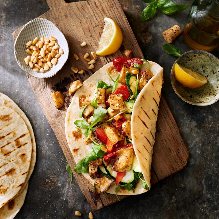 Piadine wrap met Sensational Italiaanse gemarineerde stukjes Garden Gourmet Sensationele gemarineerde stukken - Italiaanse stijl
