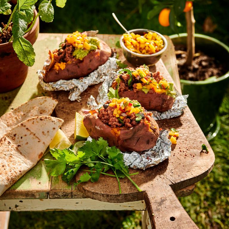 Gevulde zoete aardappel van de BBQ Mexicaanse stijl gevulde zoete aardappelen