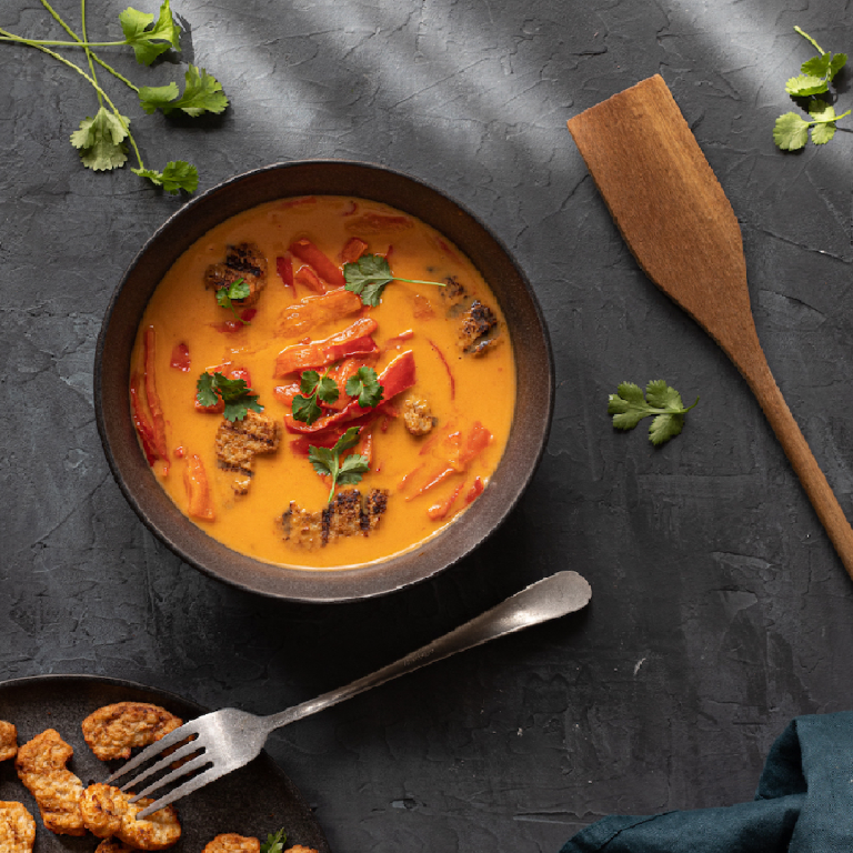 Rode curry soep met vegetarische gegrilde stukjes Grilované kousky