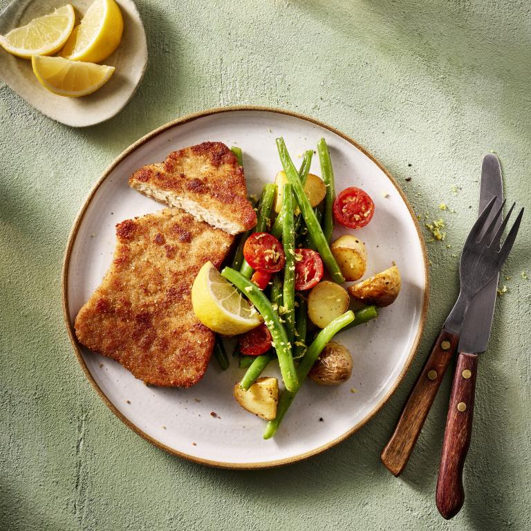 Vega Schnitzel op traditionele wijze met krieltjes en sperziebonen