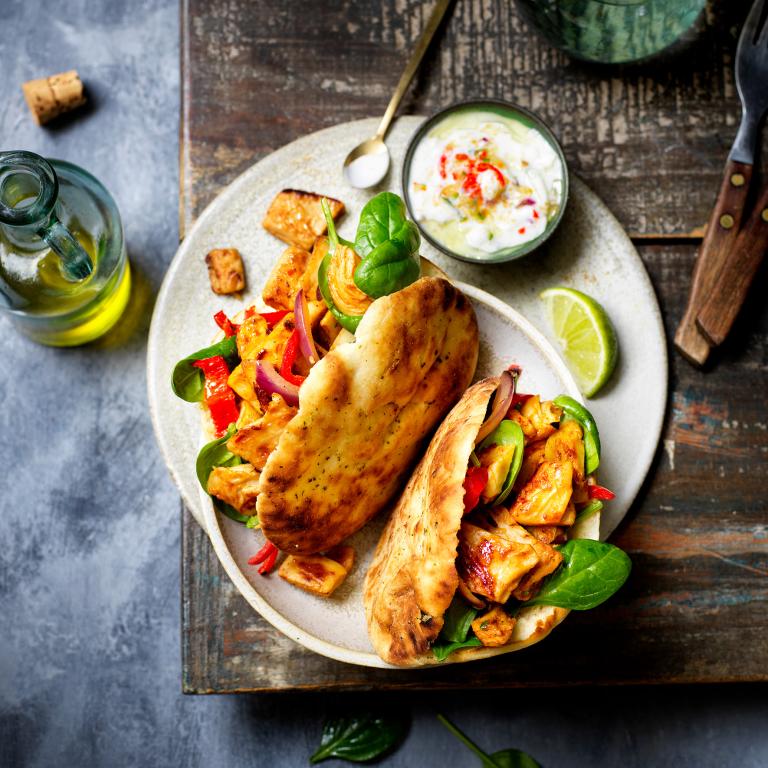 Snelle Naan broodjes met gefrituurde Aziatische gemarineerde stukjes Garden Gourmet Sensationele Gemarineerde Stukjes Aziatische Stijl